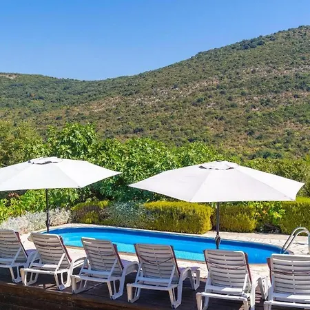 Three Bedroom With Pool Hébergement de vacances