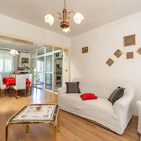 Three Bedroom With Pool Hébergement de vacances *