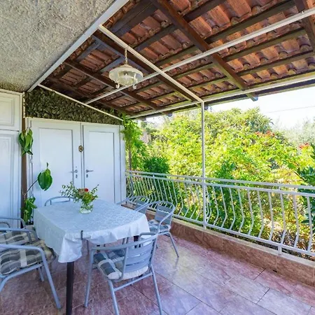 Hébergement de vacances Three Bedroom With Pool *