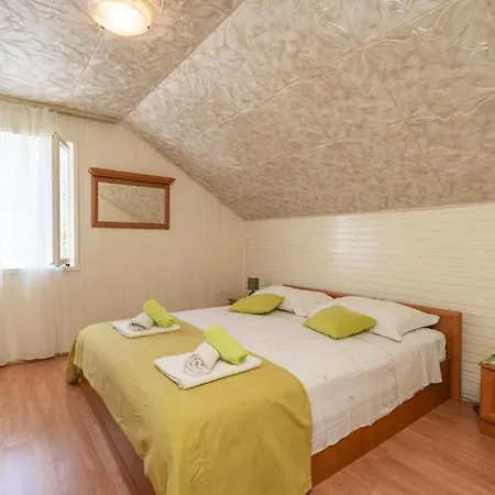 Hébergement de vacances Three Bedroom With Pool