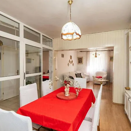 Three Bedroom With Pool Hébergement de vacances *