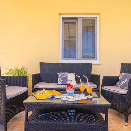 Hébergement de vacances Three Bedroom With Pool