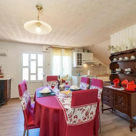 Three Bedroom With Pool Holiday home Molunat