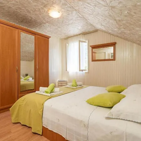 度假居 Three Bedroom With Pool 莫鲁纳特