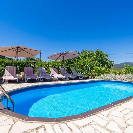 Three Bedroom With Pool Holiday home Molunat